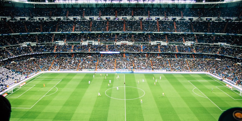 意甲米兰德比赛后采访 - 教练在场边接受媒体采访